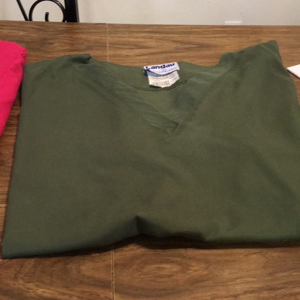 Scrub tops bundle 2 - Picture 4 of 4